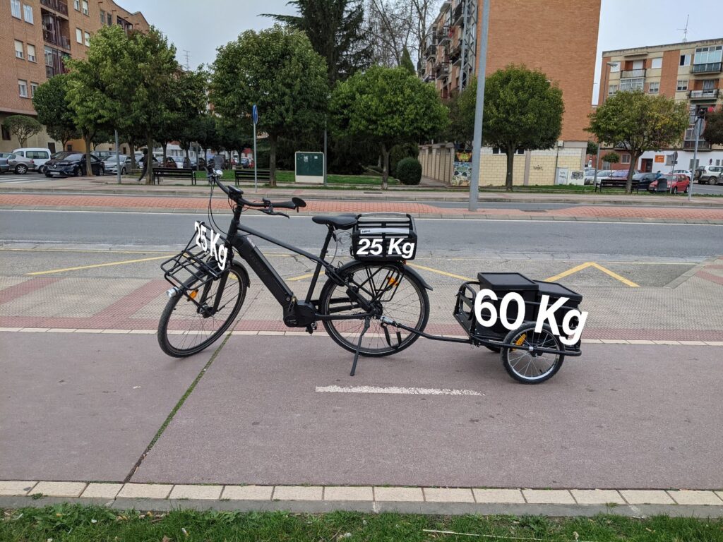 Bicicleta eléctrica con portabultos y remolque que permite transportar hasta 110 kg de carga