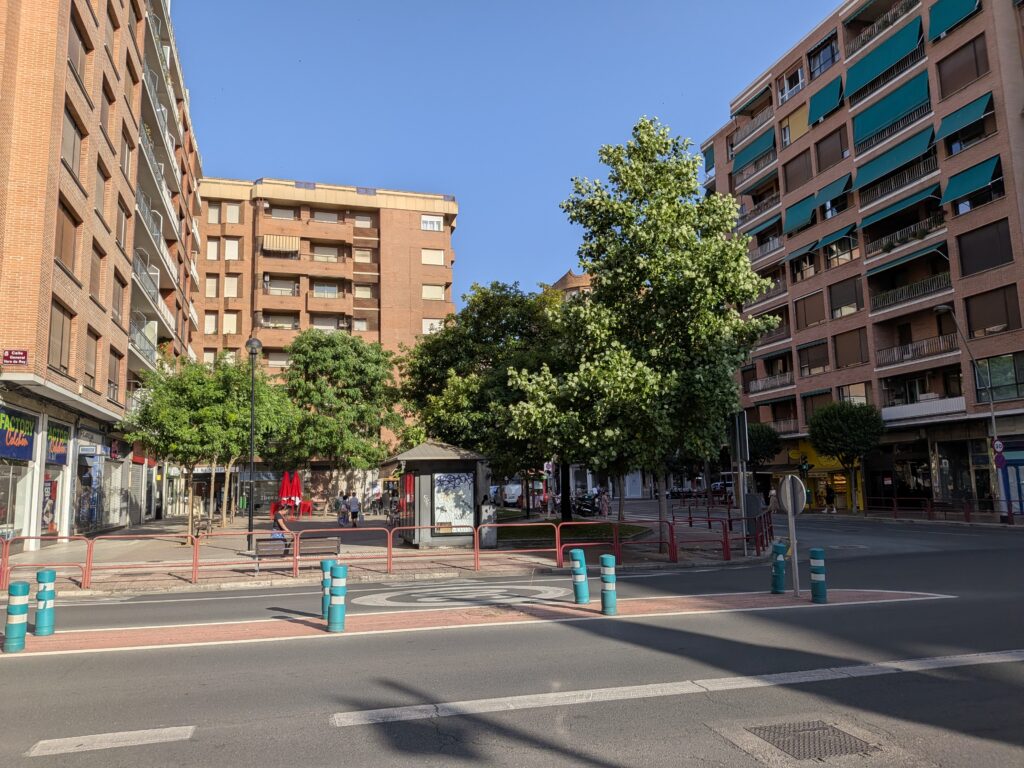 La zona peatonal donde se talarán dos árboles para dar cabida a una rotonda